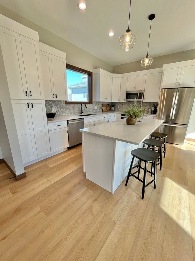 Building Photo - Stunning 5 Bed/2.5 Bath Townhome!