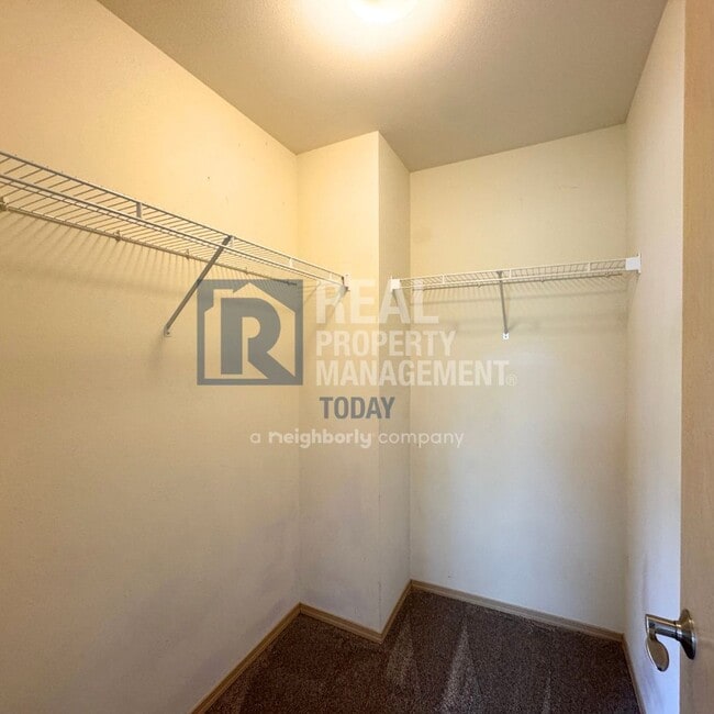 Building Photo - 3 Bedroom + Office Near Amenities!