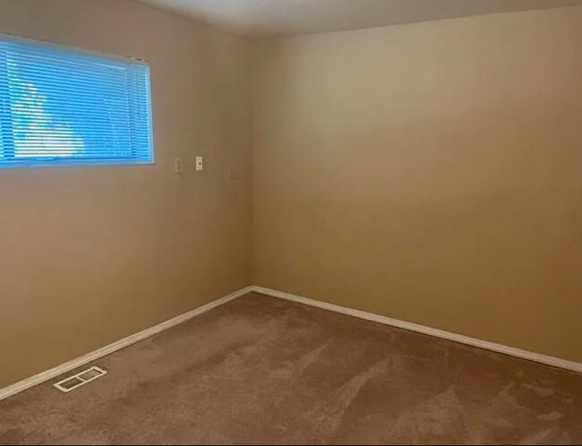 Building Photo - 2 bedroom 1 bath daylight basement unit in...