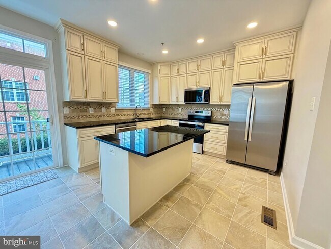 Building Photo - 300 Garden View Square