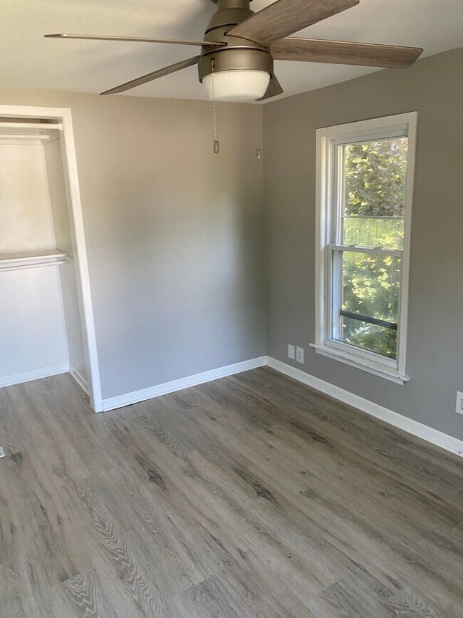 Building Photo - 5 Bed 2 Bathroom Home in Whitewater