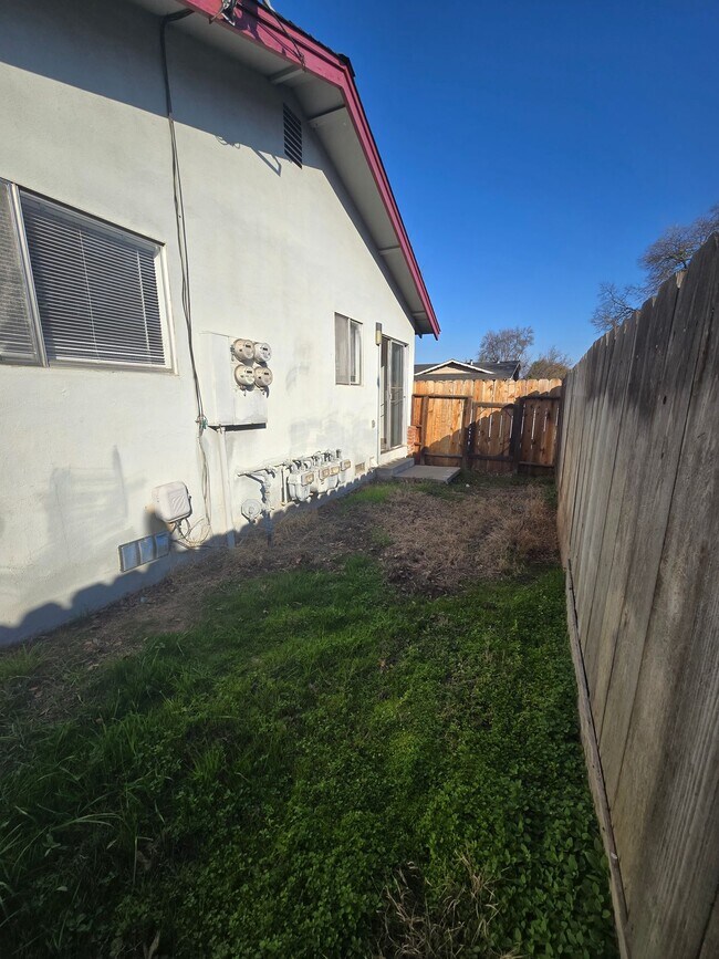 Building Photo - 4 Plex with a Carport Space