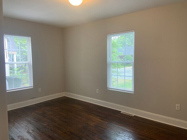 Building Photo - 3 BR house available near Target on Lawndale!