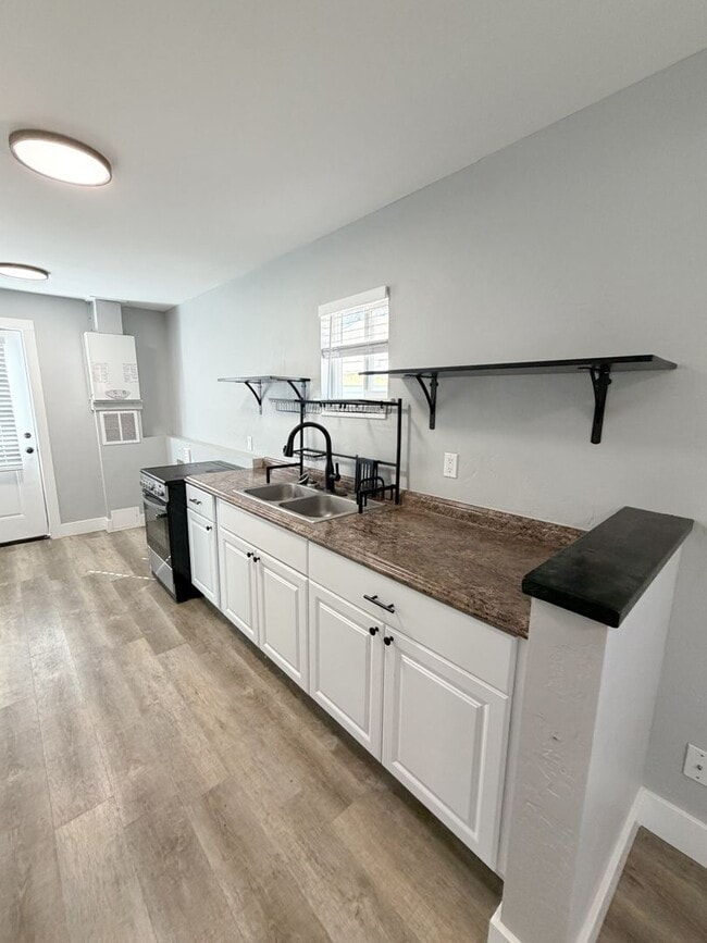 Building Photo - 2 Bedroom, 1 Bathroom Home