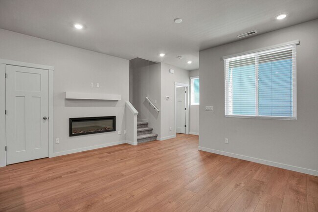 Building Photo - MODERN TIGARD TOWNHOME | ATTACHED 2-CAR GARAGE | FIREPLACE | PRIME LOCATION