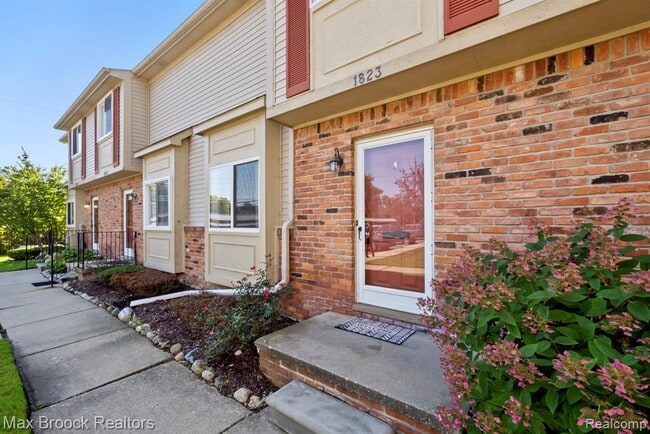 Building Photo - 1823 Torquay Ave