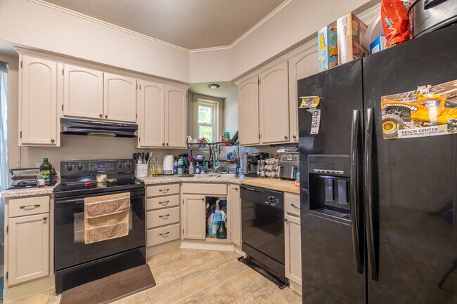 Building Photo - For Rent: 5 bed / 2 bath home in Oshkosh