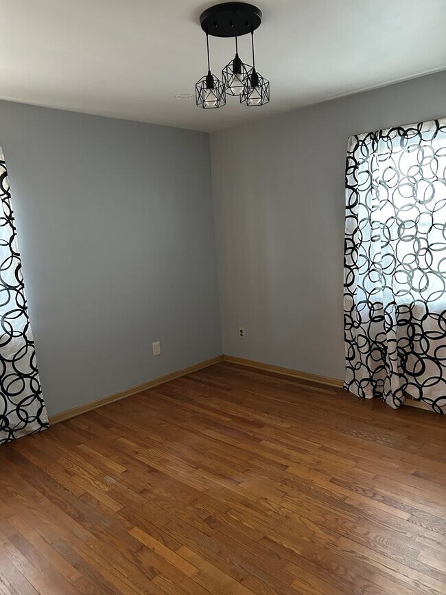 Building Photo - Brick Ranch for Rent in Mayfield HTS walking distance to Golden Gate Plaza