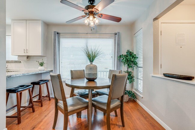 A small dining area that's perfect for a couple or small fanily - 2004 Lakeland Dr