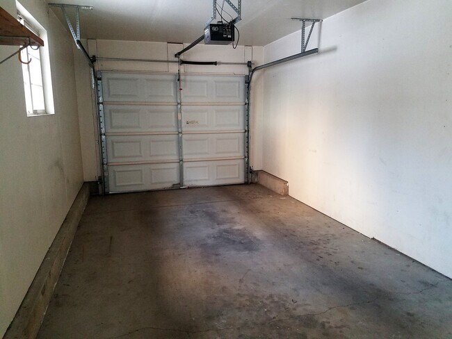 Building Photo - Layton 3 Bed Townhome with Garage & Fenced Yard – 2 Weeks Free!