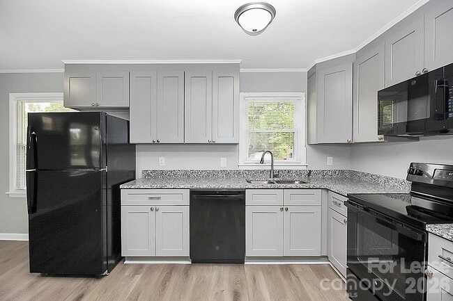 Building Photo - 1017 McLain Rd