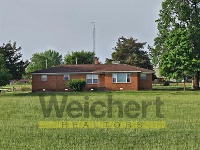 Primary Photo - 4 bedroom, 3 bath country home