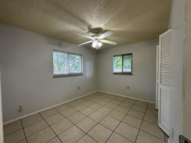 Building Photo - "Charming 2-Bed in Port Charlotte!"