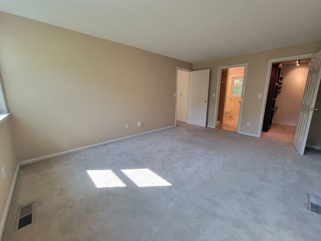 Building Photo - Beautiful Single-Family Home Litchfield NH for Rent