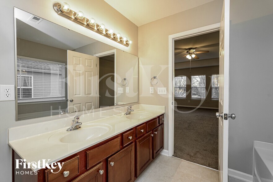 Building Photo - 137 Rosewalk Ln