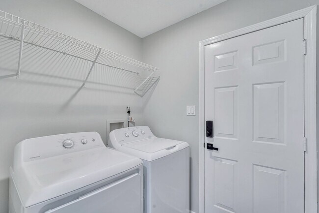 Building Photo - High End Finishes in a Quiet Residential Neighborhood