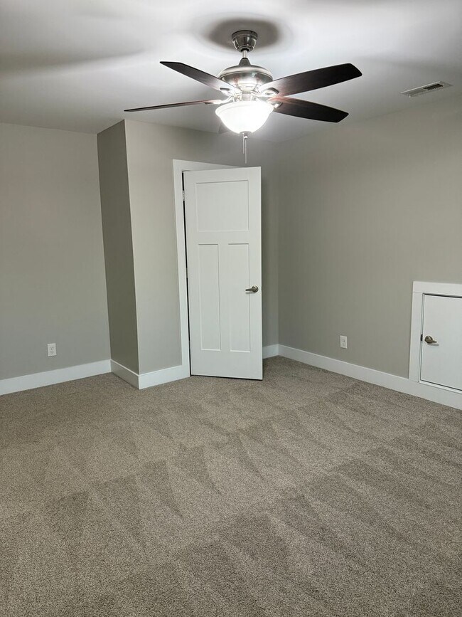 Building Photo - Spacious & Convenient!