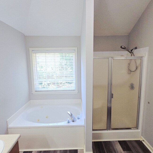 Building Photo - Spacious 3 BR / 2.5 BA in Birmingham!