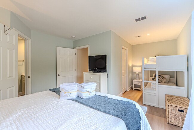 Building Photo - 8 Heath Dr