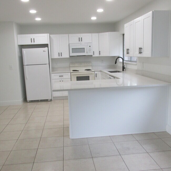 Building Photo - 2137 SE Dolphin Rd