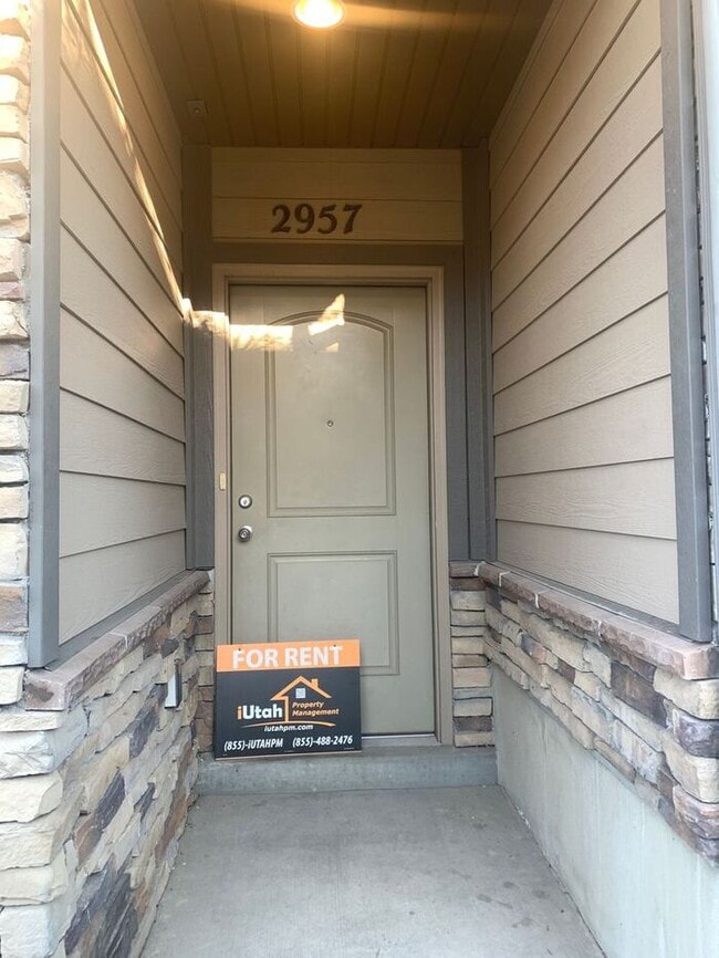 Building Photo - 3 bdrm 2 1/2 bth TownHome 2 Car Garage-Dog...