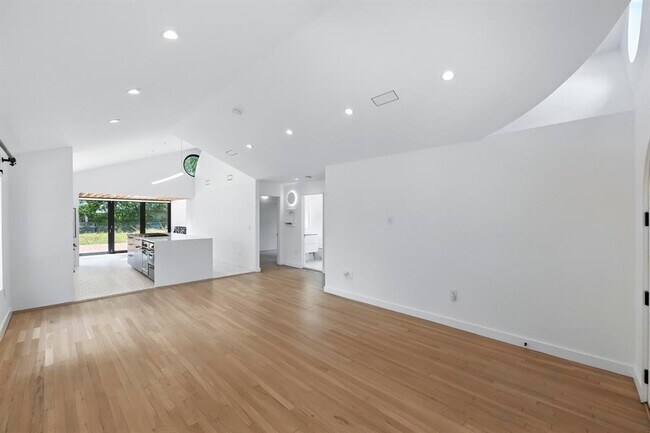 Building Photo - 5207 Avenue F