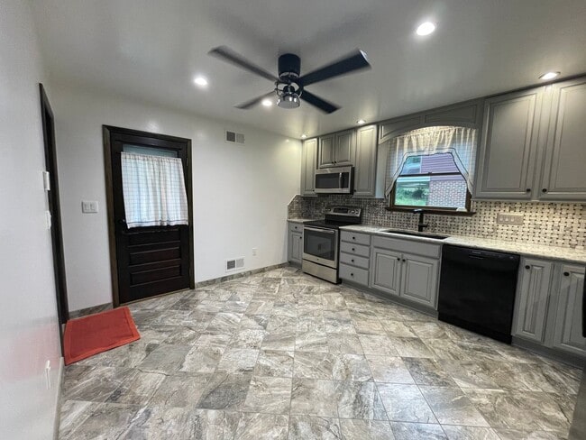 Building Photo - Nicely Renovated 2 Bedroom/2  Bath in Bon Air!