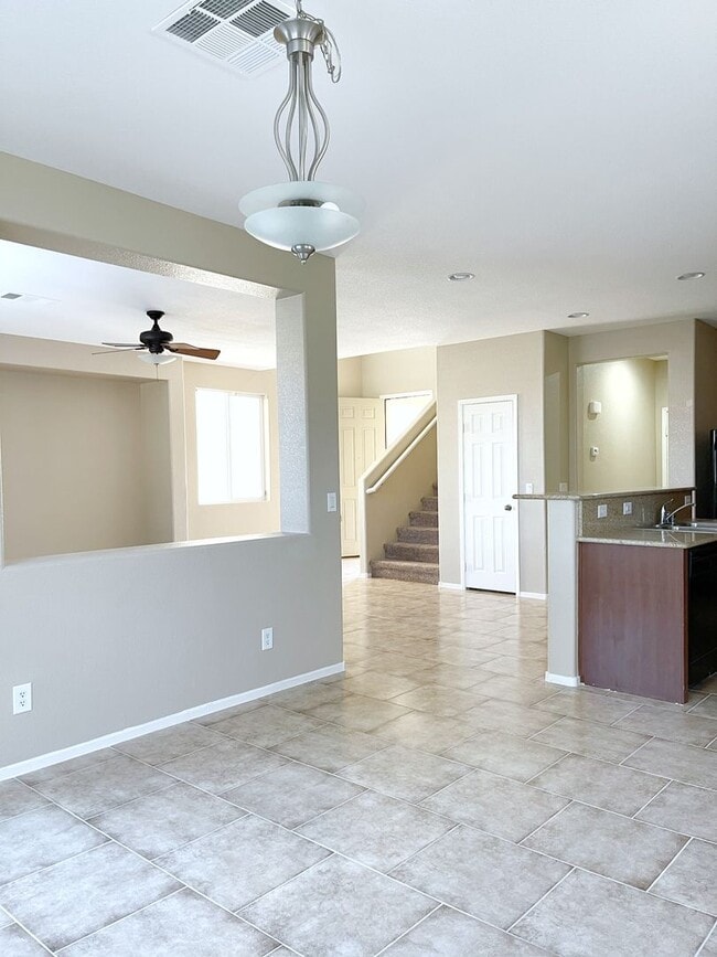 Building Photo - Spacious Living, Granite Counters, Great Location!