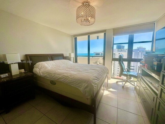 Building Photo - 2555 Collins Ave