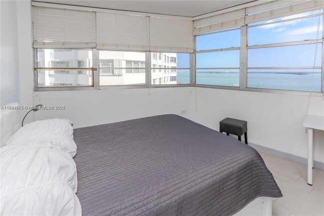Building Photo - 999 Brickell Bay Dr
