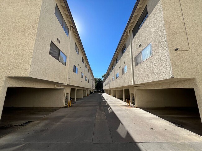 Building Photo - Canoga Park 1BR w/all appliances, parking,...