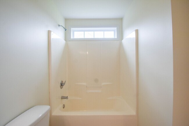 Building Photo - 3 Bedroom 2 Bathroom with Garage