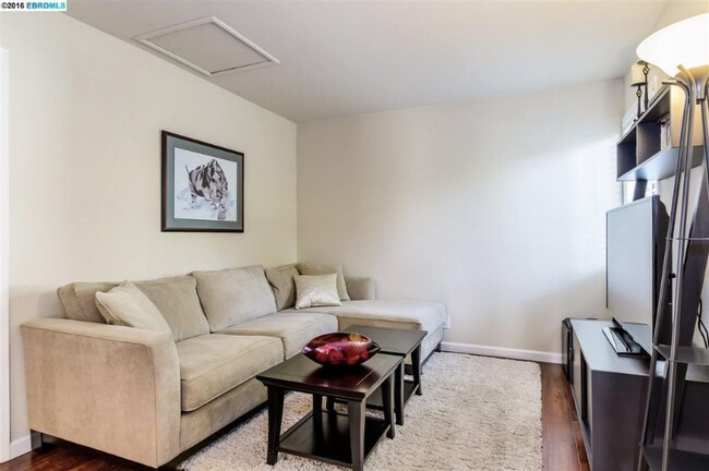 Building Photo - 884 Ruth Dr