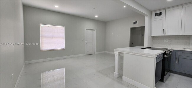 Building Photo - 830 NE 143rd St