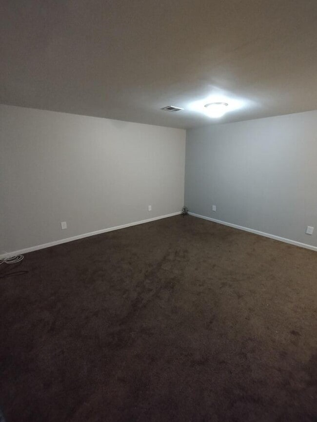 Building Photo - Cozy 3 bedroom and 2 full bath with in a huge duplex in Liberty off I -35.