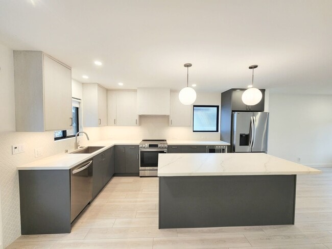 Building Photo - Meticulously renovated 2 bedroom duplex home in central San Mateo