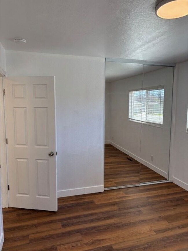 Building Photo - 9 Begonia Ln