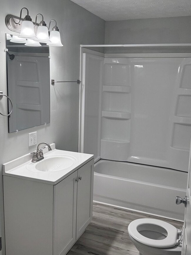 Building Photo - 2 Bedroom Apt - Utilities Paid