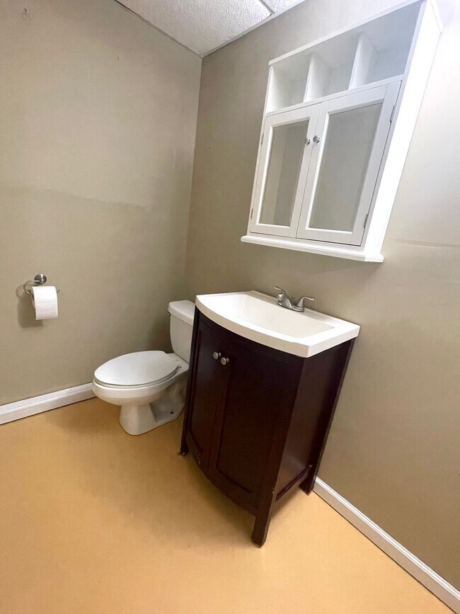 Building Photo - 3 Bed, 2.5 Bath Home For Rent in Fairview
