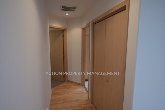 Building Photo - 2 bed + office, 2 bath, 2 car garage condo in Sunland
