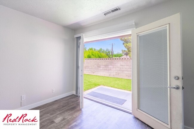 Building Photo - Newly Remodeled 3 Bedroom Townhome. Small ...
