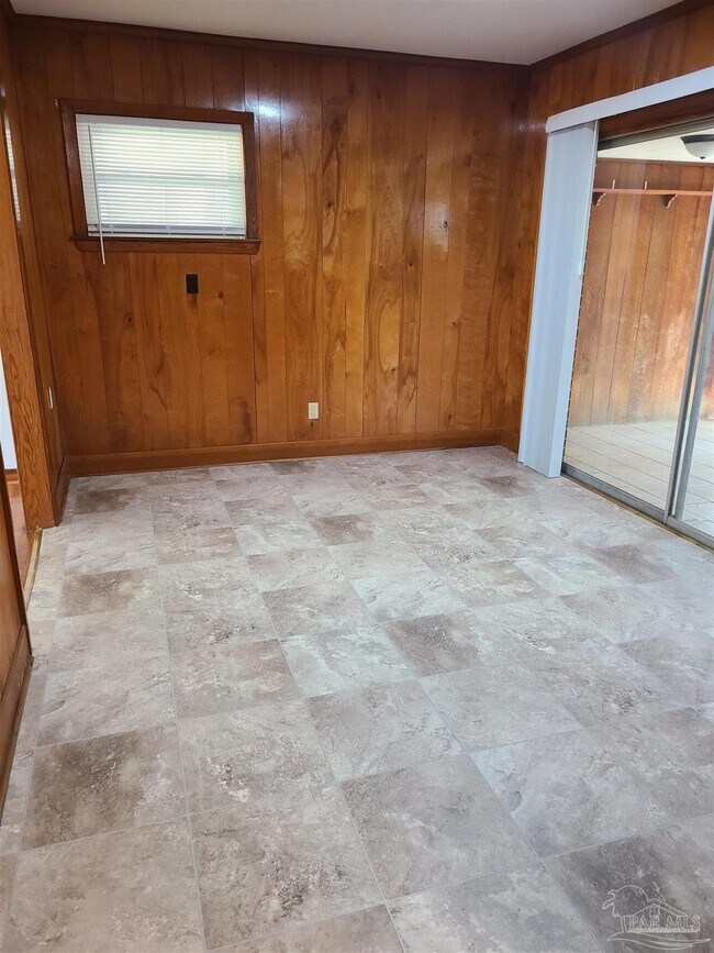 Building Photo - 812 Ash Dr