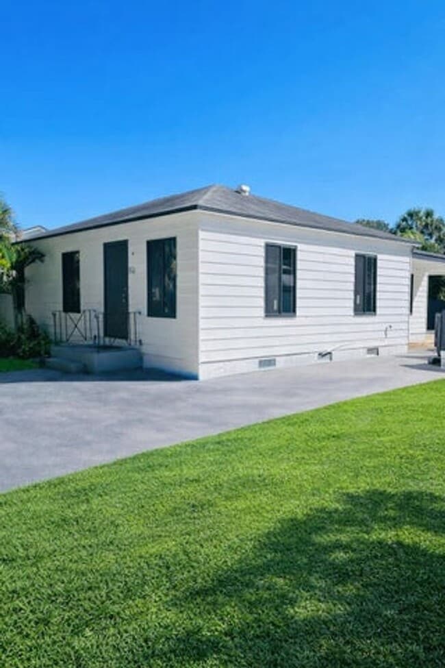 Building Photo - 824 Winters St