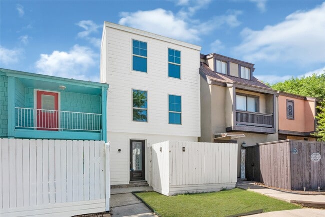 Building Photo - 2022 Lakewood Ct