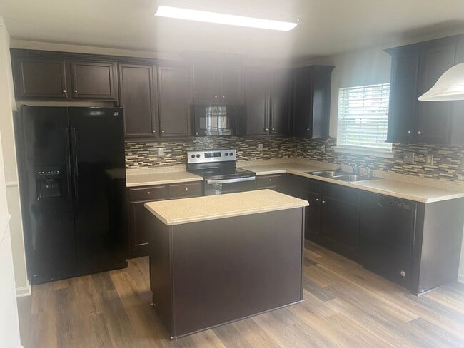 Building Photo - Large Four Bedroom Home In North Charlotte