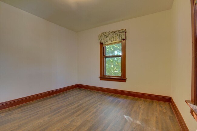 Building Photo - SL NIE2405