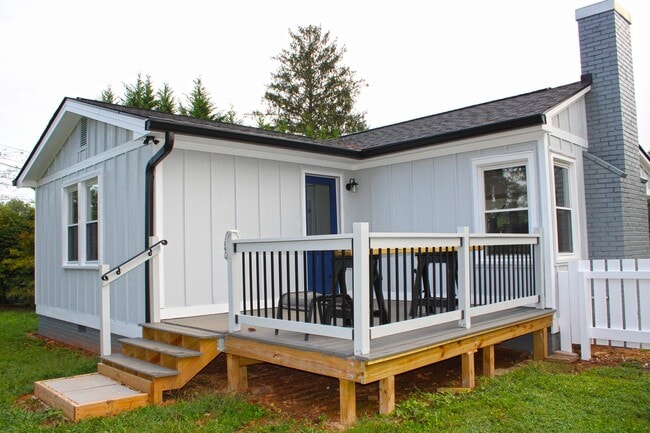 Building Photo - Freshly Renovated Cottage
