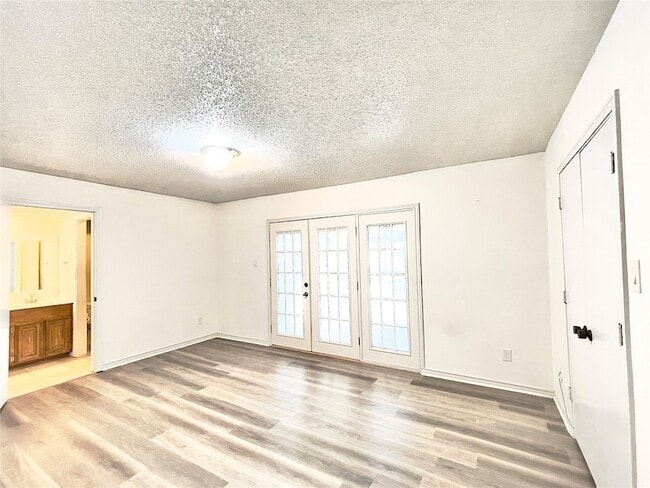 Building Photo - 3119 Lakeside Dr