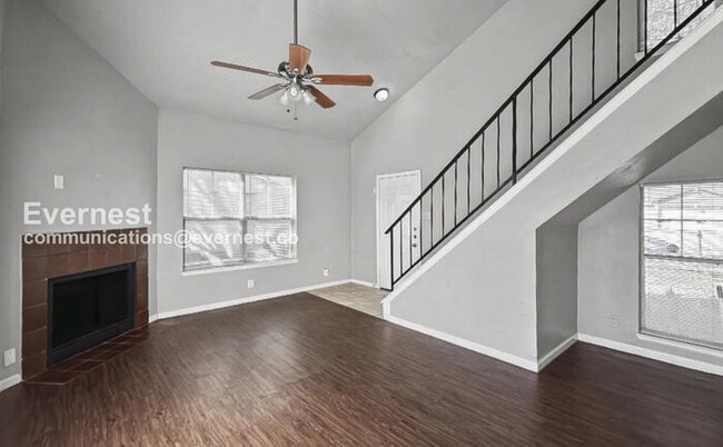 Building Photo - 3 Bed, 2.5 Bath Home with Fenced Yard & Garage / Pet-Friendly / Available Now!