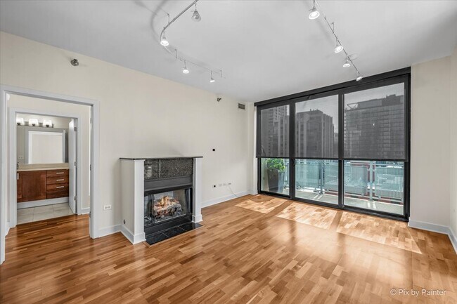 Building Photo - 744 N Clark St